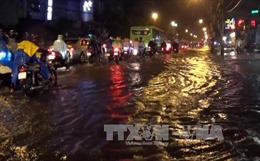 TP Hồ Chí Minh: Mưa lớn khiến nhiều nơi ngập sâu trong nước 